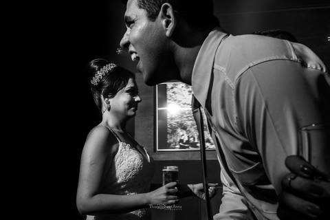 homem sorri noiva ao fundo preto e branco'