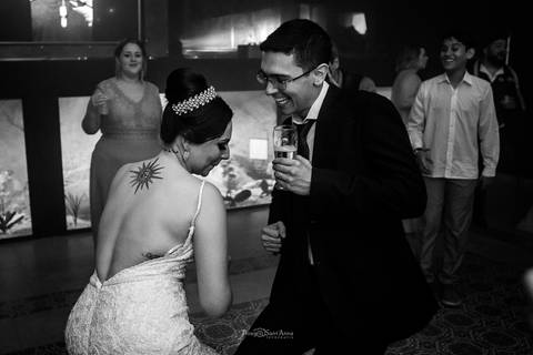 noivos dançam risadas convidados copo'