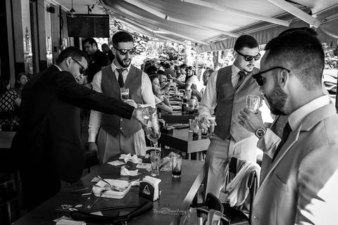 noivo bebe com os padrinhos preto e branco'