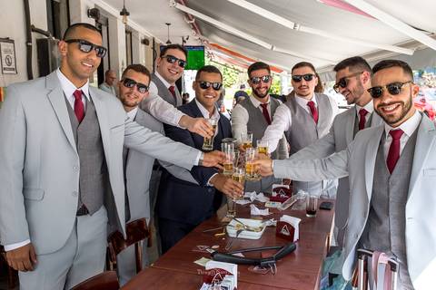 noivo brinda com os padrinhos'