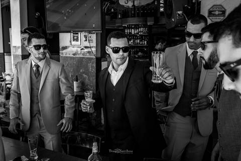 noivo bebe com os padrinhos'