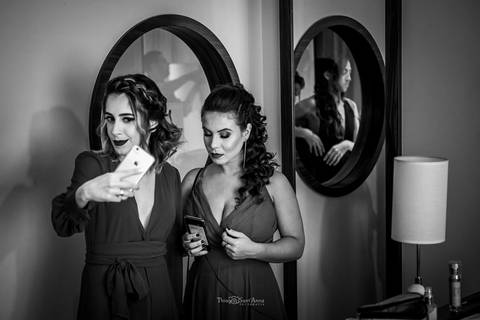 madrinhas fotografam sua maquiagem preto e branco'