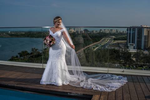 noiva vestido véu buque flores tons de rosa paisagem'