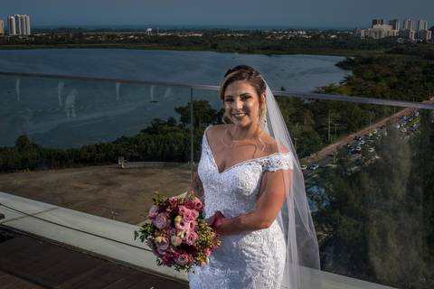 noiva vestido véu buque flores tons de rosa paisagem'