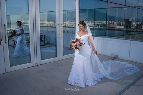 noiva vestido véu buque tons de rosa prédio espelhado'