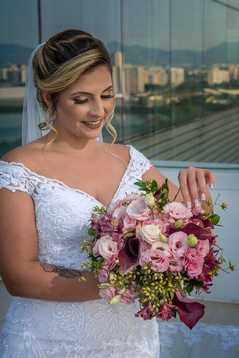 noiva sorri buque flores tons de rosa '