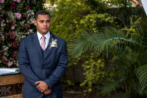 noivo terno azul vegetação flores tons de rosa'