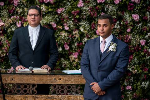 noivo terno azul padre parede flores tons de rosa'