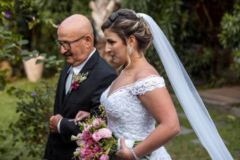 entrada da noiva com seu pai buque tons de rosa vestido véu vegetação'