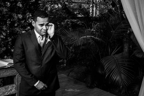 noivo emocionado enxuga as lágrimas preto e branco'