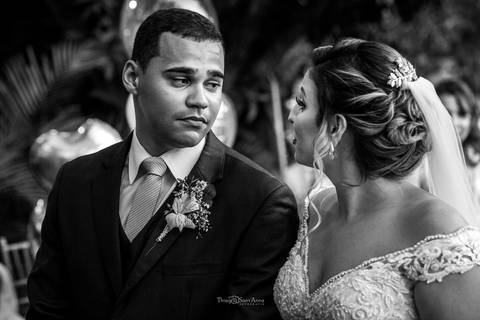 noivos se observam preto e branco'
