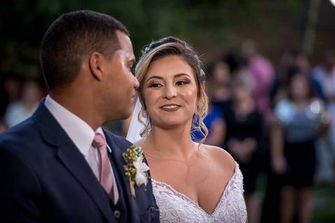 noivos se olham sorrindo'