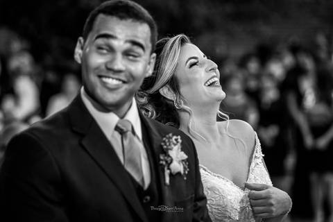 noivos sorrindo preto e branco'