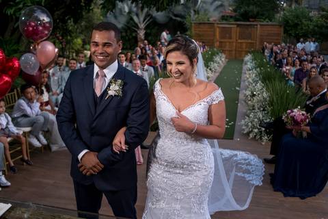 noivos sorrindo no altar decoração vegetação balões flores brancas'