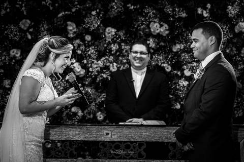 noiva sorri lendo seus votos noivo sorri padre sorri preto e branco'