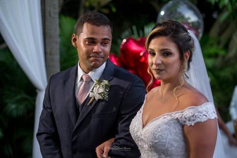 noivo emocionada admirando a noiva ambiente externo vegetação balões vermelhos'