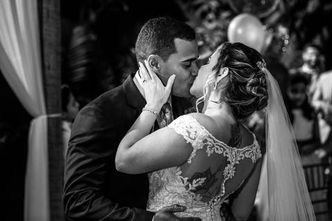 beijo dos noivos preto e branco'