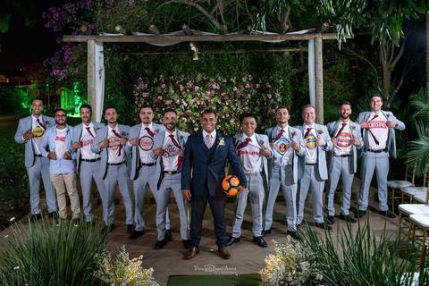 noivo e padrinhos ambiente externo vegetação flores brancas'