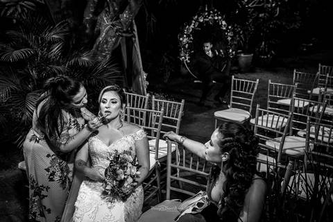 convidadas retocam maquiagem da noiva preto e branco'