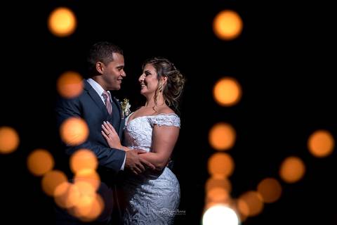 noivos se abraçam reflexo luzes amarelas'