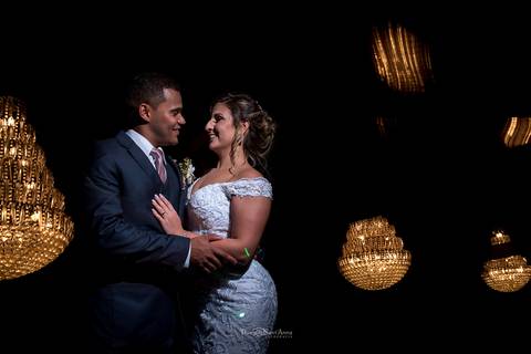 noivos se abraçam luminárias lustres decoração'