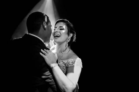 dança dos noivos noiva sorri preto e branco'