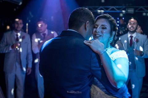 noivos se abraçam luminárias lustres decoração'