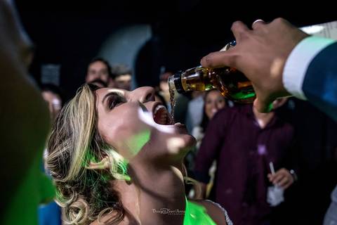 noivo vira garrafa na boca da noiva'
