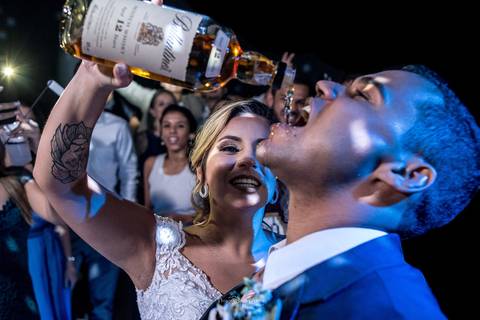 noiva vira garrafa na boca do noivo'