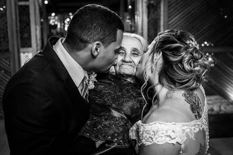 noivos beijam senhora preto e branco'