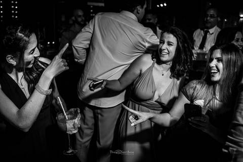 convidadas sorrindo dançando preto branco'