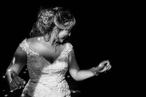 noiva dançando preto e branco'