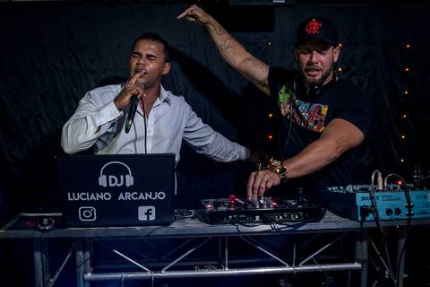 noivo canta no palco com DJ '