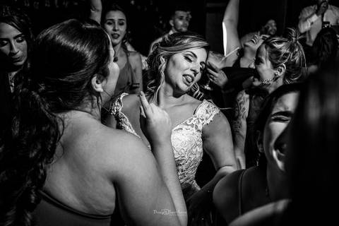 noiva dança com madrinhas e convidadas preto e branco'