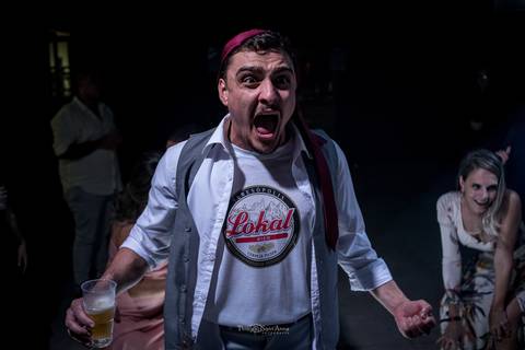 padrinho gritando com copo na mão'