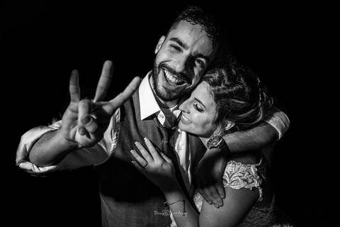 padrinho faz gesto abraçando madrinha preto e branco'