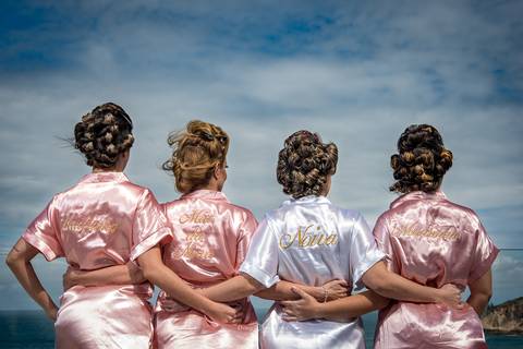 dia de noiva com sua mãe e madrinhas'