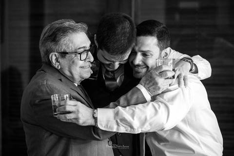 noivo pai irmão se abraçam preto e branco'