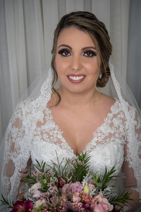 noiva sorriso buque flores tons de rosa vestido véu'