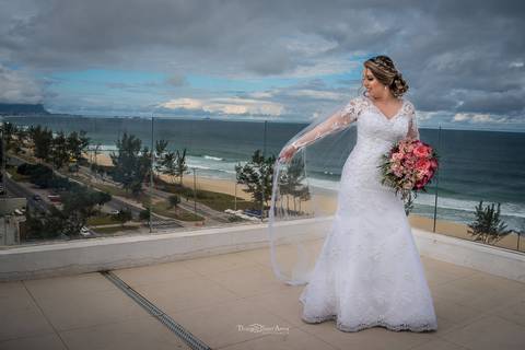 noiva buque flores tons de rosa vestido véu paisagem praia'