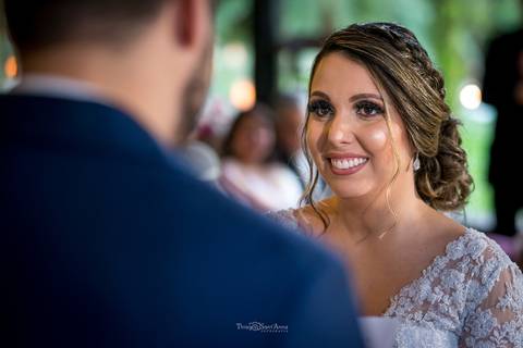 noiva sorri observando noivo'