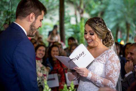 noiva lê seus votos vegetação ao fundo convidados observam'