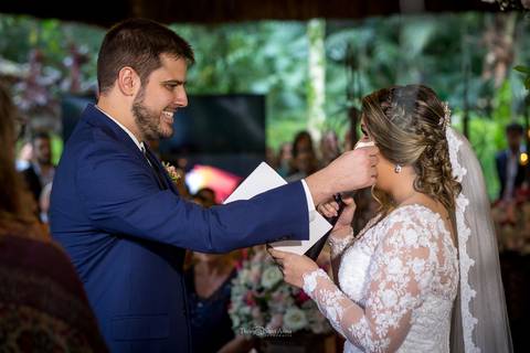 noivo enxuga lágrimas da noiva enquanto ela lê seus votos'