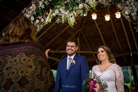 noivos sorrindo no altar '