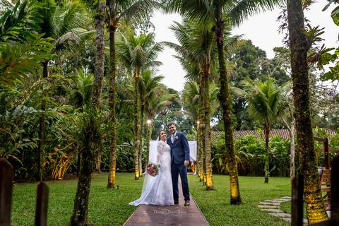 noivos ambiente externo coqueiros gramado '