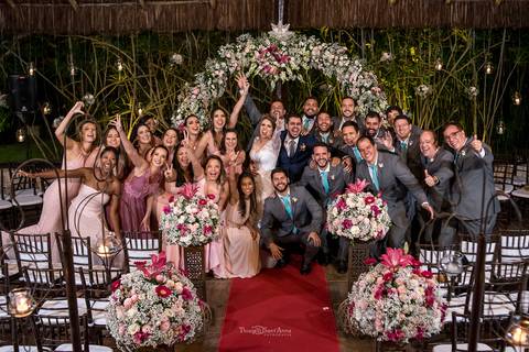 noivos posam na altar com madrinhas e padrinhos'