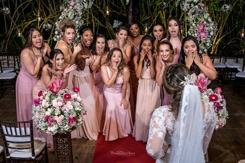 madrinhas admiram a noiva flores tons de rosa'