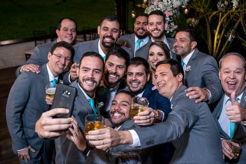 noivos e padrinhos registam o momento'