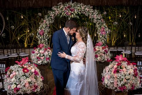 beijo dos noivos decoração flores tons de rosa'