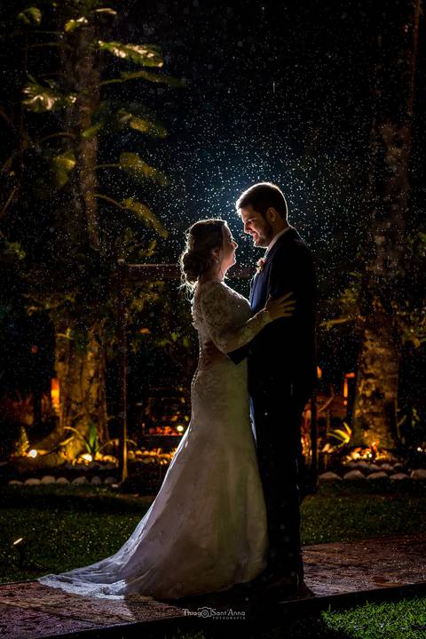 noivos se abraçam ambiente externo natural '